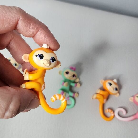 FINGERLINGS MINIS Lot Of 5 POPULAR MINI FIGURE - Picture 3 of 6